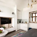 Art Design King Bed Studio Apartment In Old Town