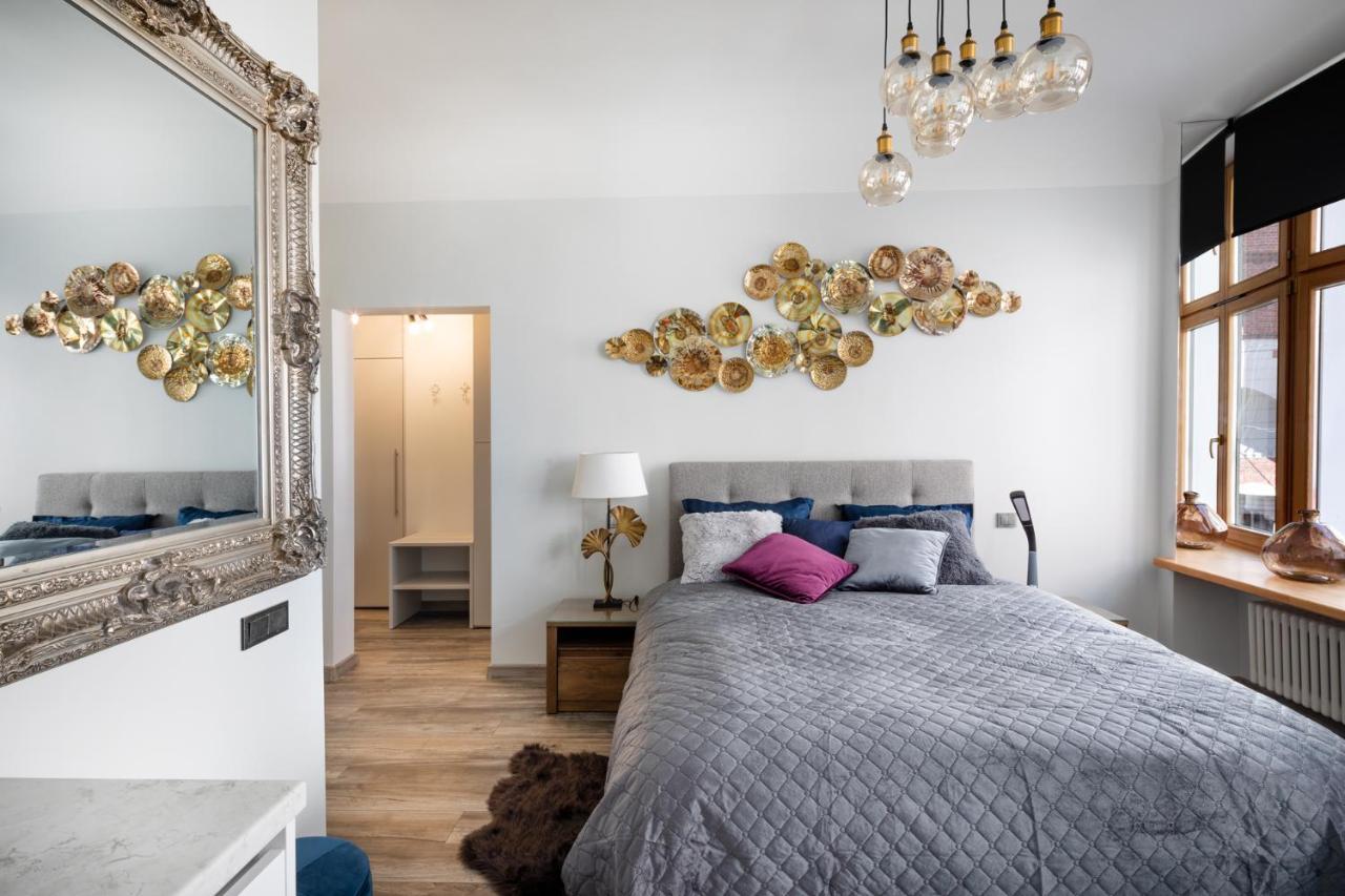 Apartment Art Design King Bed In Old Town Riga