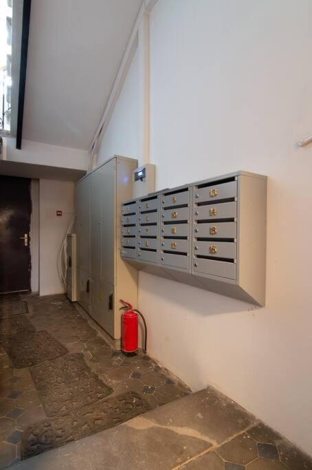 Hot Ernestines Iela 7-7 Enjoy The Feel Of And History!