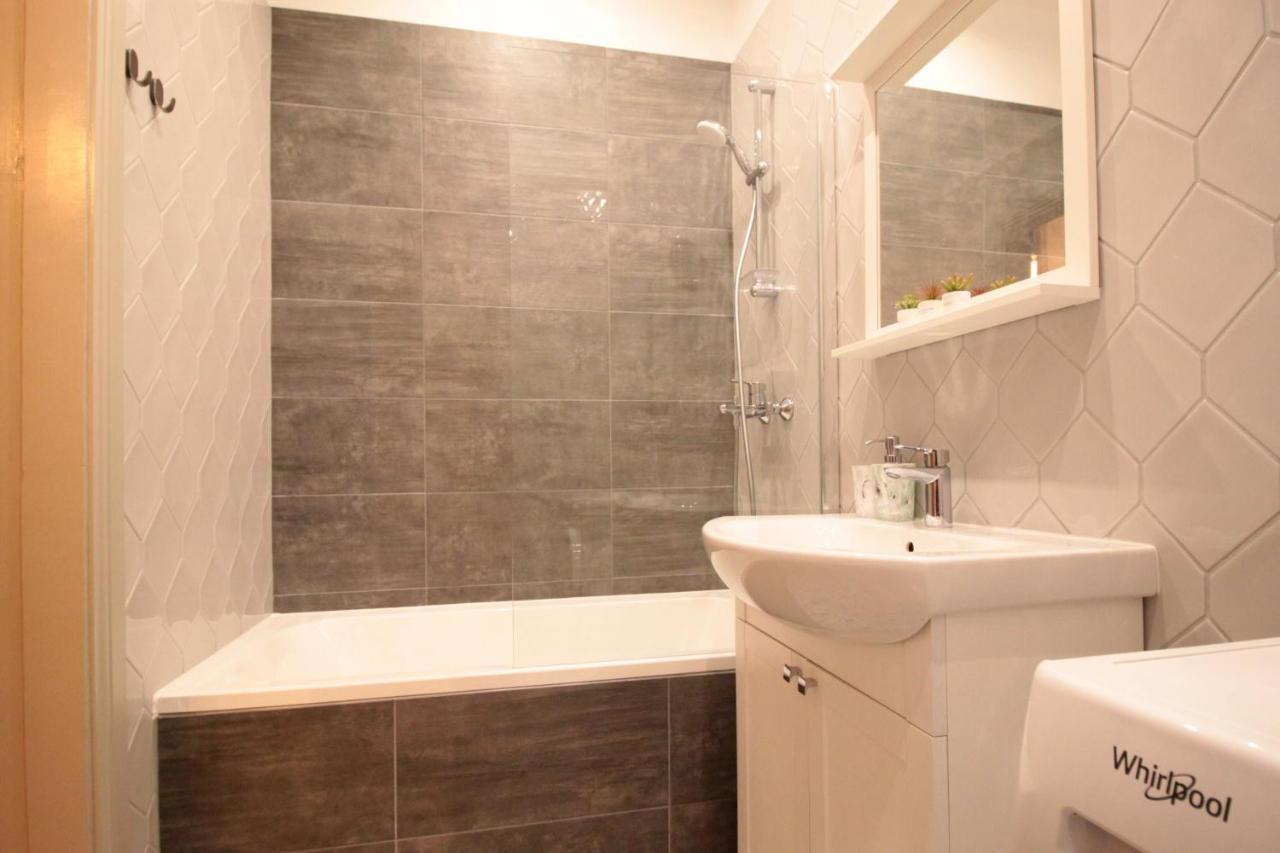 Căn hộ Charming 1br With Bath In Quiet Center Of *