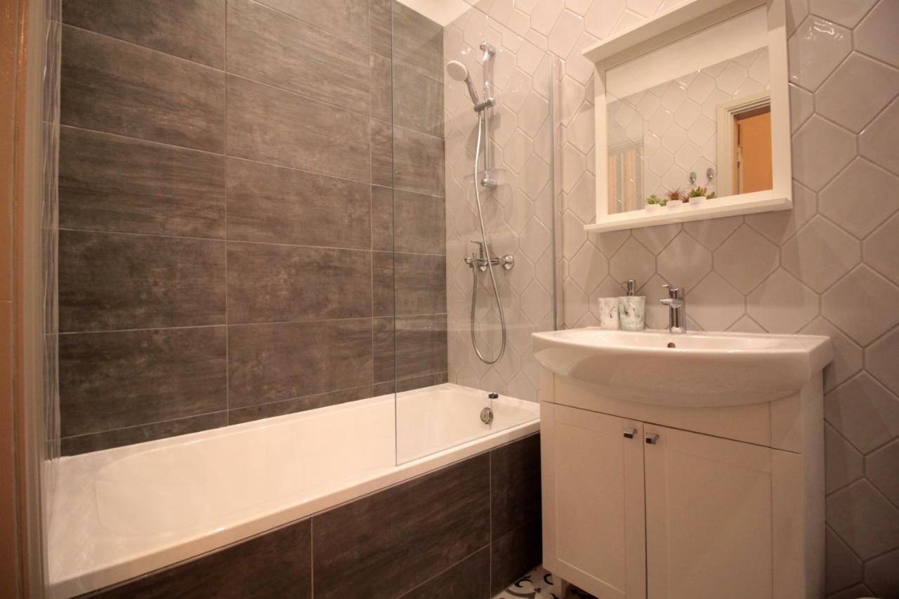Charming 1br With Bath In Quiet Center Of *