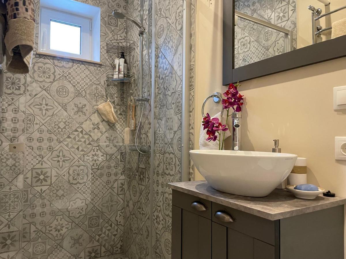 Exquisite 1br Apts In Center W Parking Butas