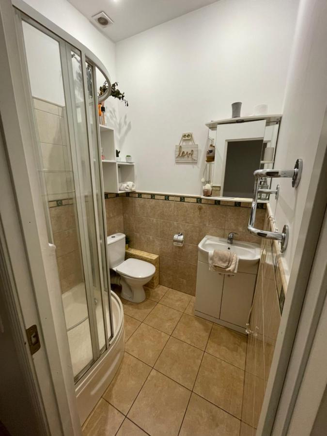 Flat In Front Of Station Apartment *
