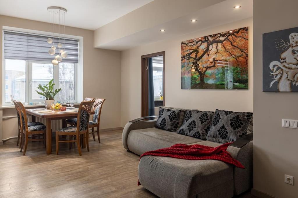 Lovely 2-bdrm Ideal For Couples And Family With Children, Free Parking On Premises Căn hộ *