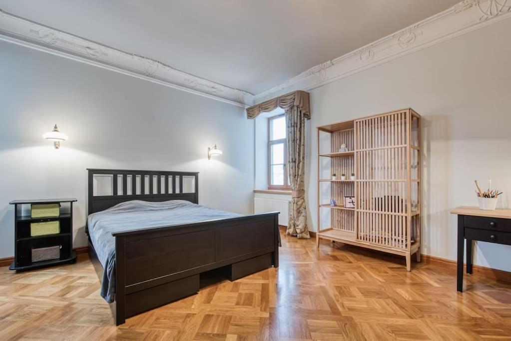In Quiet Center, Butas Riga