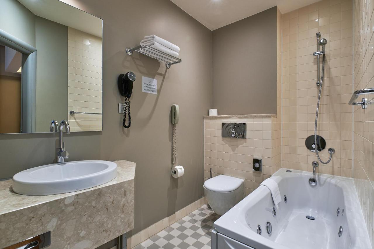 Opera Hotell 4*