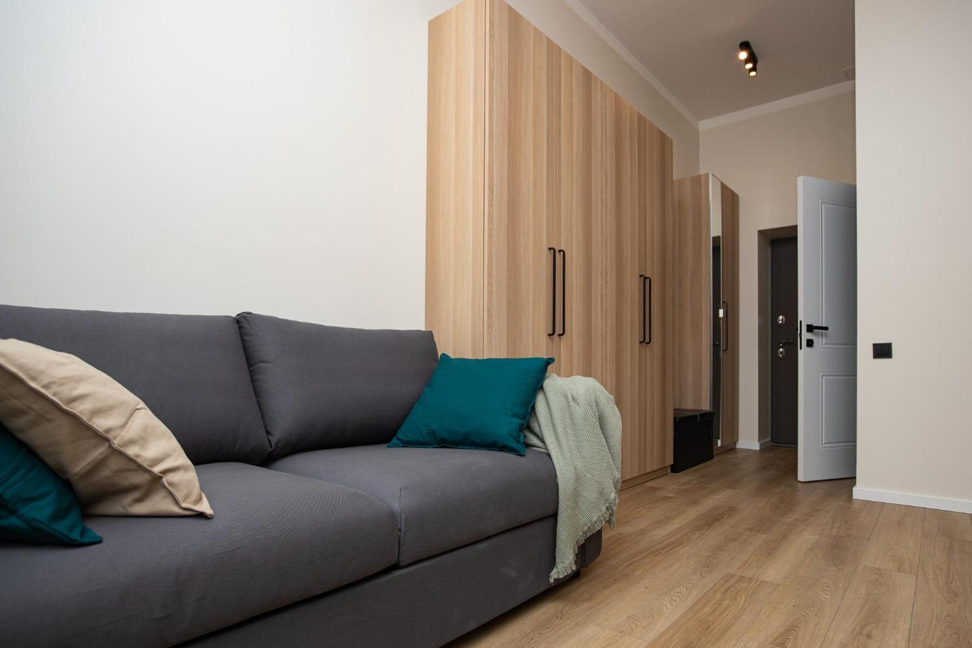 Fully Equipped Flat, 10 Min Walk Away To Central Station, 2nd Floor Căn hộ