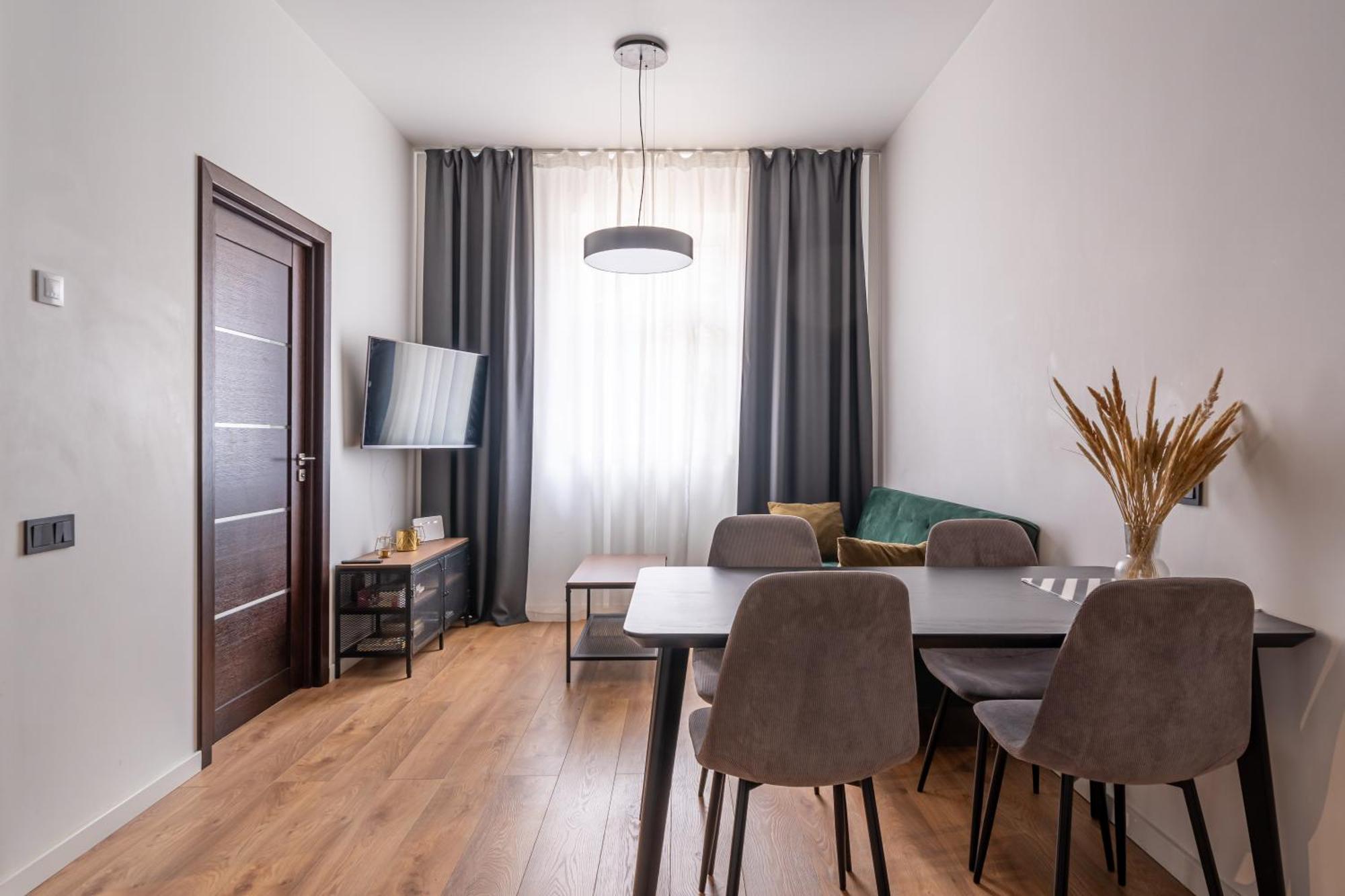 Lienes Iela Gem 1br With Fireplace In Historic Unesco Center Korter Riga