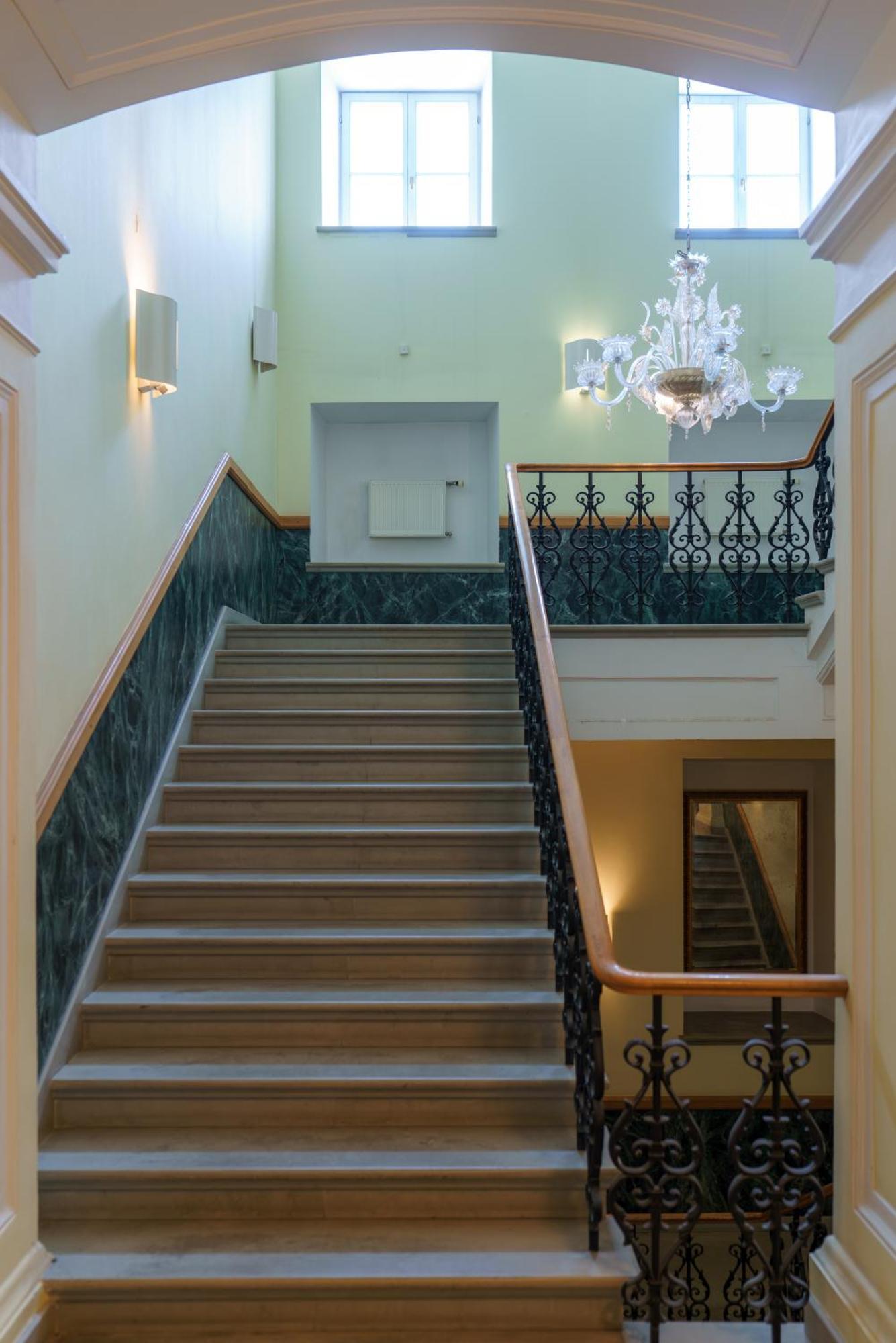 Classic Old Town Apartment *