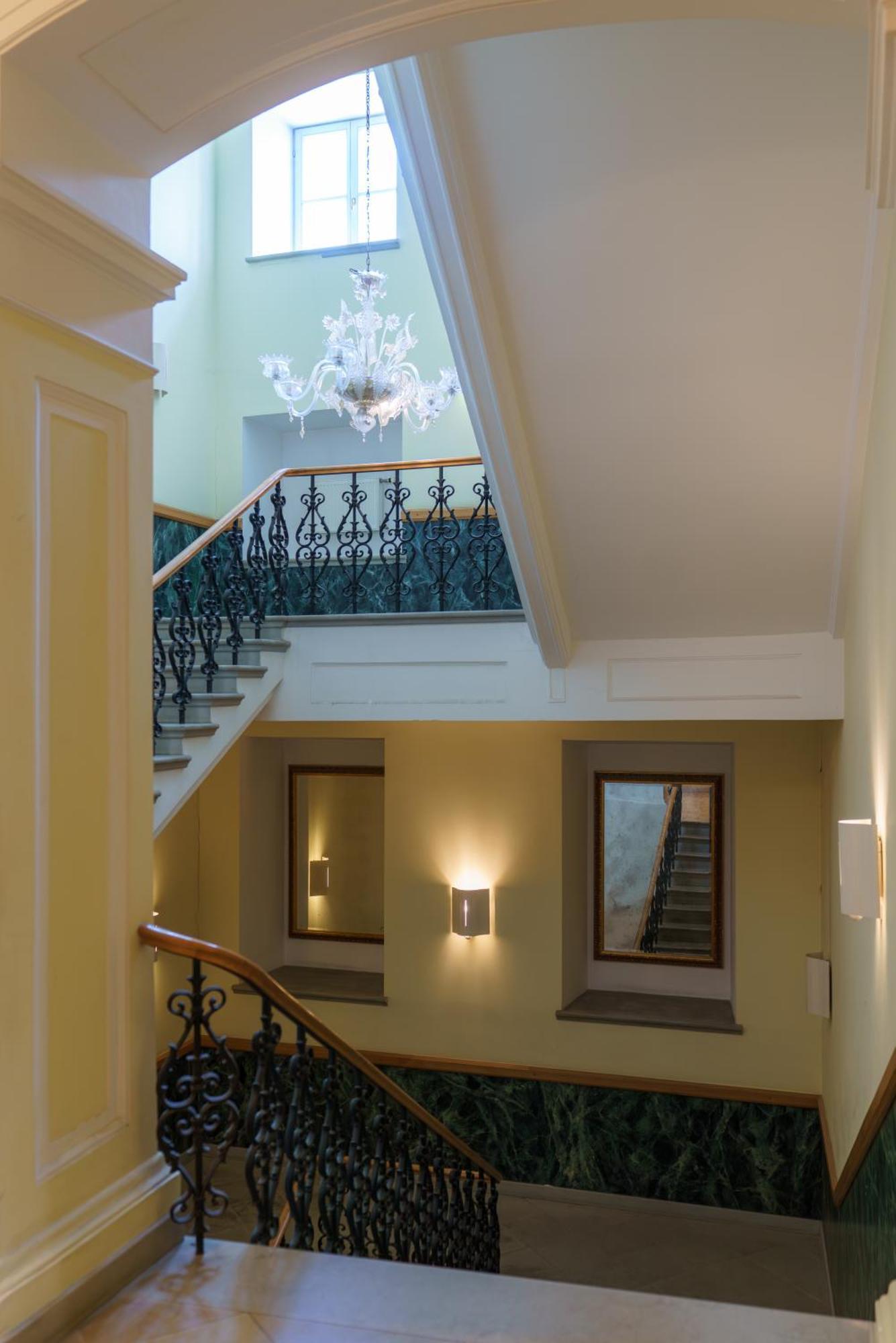 Classic Old Town Apartment *