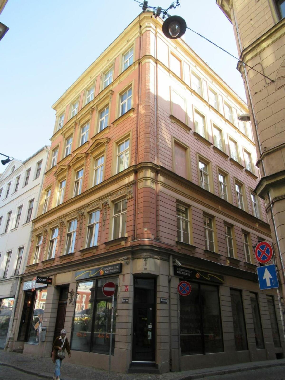 Heart Of Old 3 Bedroom By Dome Square Apartment