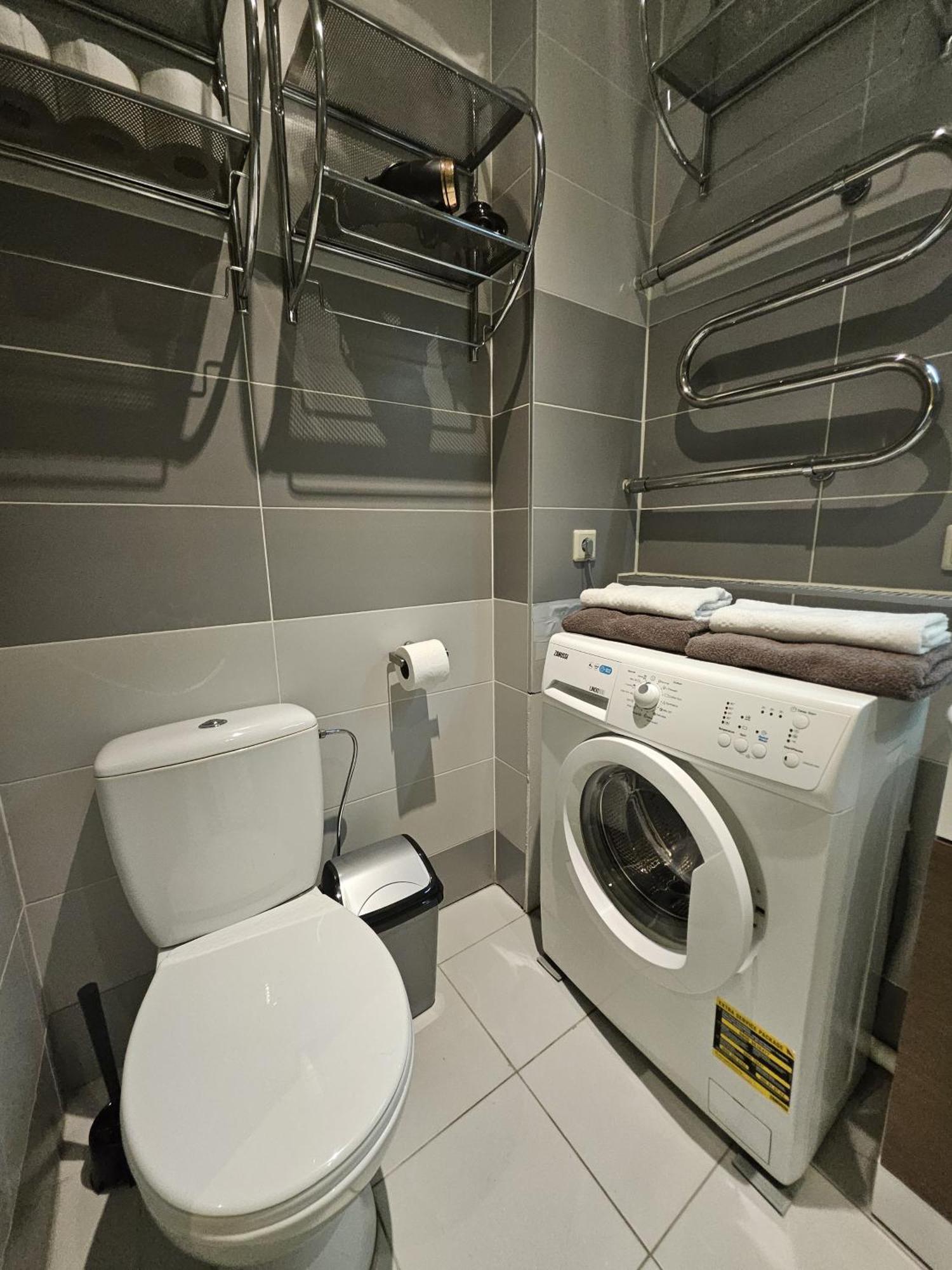 Heart Of Old 3 Bedroom By Dome Square Apartment *