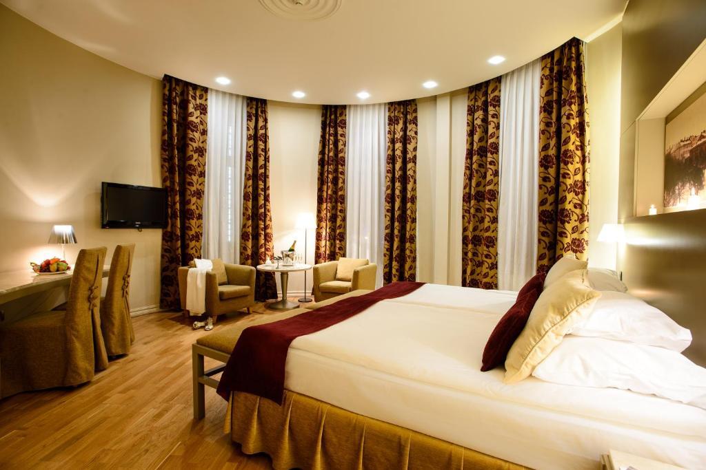 Opera Hotell 4*