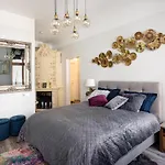 Art Design King Bed Studio Apartment In Old Town