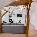 Big Design Apt - Sleeps 12 - Best Location