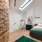 Big Design Apt - Sleeps 12 - Best Location