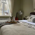Exquisite 1Br Apt W Garden In Center