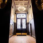 Centrally Located Apartment Overlooking Vermanes Park
