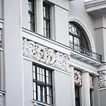 Centrally Located Apartment Overlooking Vermanes Park