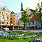 Centrally Located Apartment Overlooking Vermanes Park