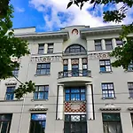 Centrally Located Apartment Overlooking Vermanes Park