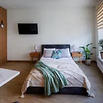Leonardo Studio Apartments In City Center