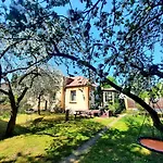 Cozy Private House With A Yard & Parking