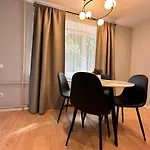 Parkside Escape: Stylish 1-Br