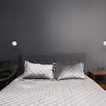 Old Town Stylish Studio With Spacious Bathroom
