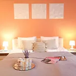 Spacious Old Town Family Peachy 2 Bedrooms Apartment, Nearby The Riga Presidential Castle