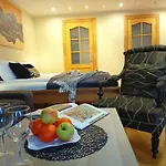 Elegant Old Town Toffee Bliss Apartment, Self Check-In, Steps From Bus Station