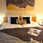 Elegant Old Town Toffee Bliss Apartment, Self Check-In, Steps From Bus Station