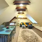 Old Town Charm One Bedroom Spacious Loft Apartment Nearby The Livu Square