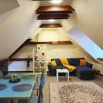 Old Town Charm One Bedroom Spacious Loft Apartment Nearby The Livu Square