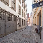 Spacious 1-Bedroom Apartment In The Heart Of Old Town