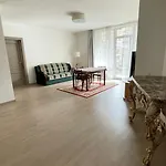 Hugo Apartment & Parking