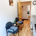 Cozy & Bright 1 Bedroom Apartment With Park Nearby - Free Parking, Central Riga, Up To 5 Guests