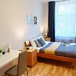 Cozy & Bright 1 Bedroom Apartment With Park Nearby - Free Parking, Central Riga, Up To 5 Guests