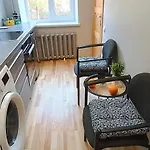 Cozy & Bright 1 Bedroom Apartment With Park Nearby - Free Parking, Central Riga, Up To 5 Guests