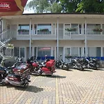 Nb Hotel With Free Parking