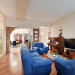 2-Bdrm Quiet Central Apartment