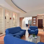 2-Bdrm Quiet Central Apartment