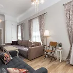 Elegant Apartment In Historical Centre & Free Locked Parking