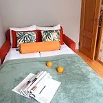 Old Town 2 Bedroom Apartment Near Dome Square & Scenic Waterfront