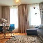 Old Town 2 Bedroom Apartment Near Dome Square & Scenic Waterfront