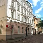 Old Town 2 Bedroom Apartment Near Dome Square & Scenic Waterfront