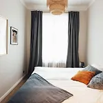 Newly Renovated Cozy 2 Bedroom Apartment