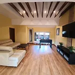 Ernests\' Unique Townhouse With Sauna, Hot Tub And Free Parking