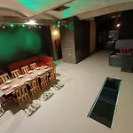 Ernests\' Unique Townhouse With Sauna, Hot Tub And Free Parking