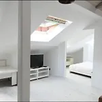 The Henhouse - A Modern Loft In The Very Center